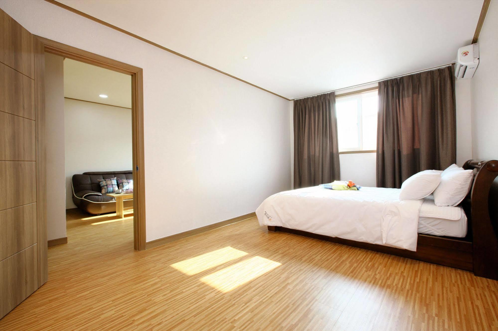 Traum Hotel y Condo Gapyeong Exterior foto